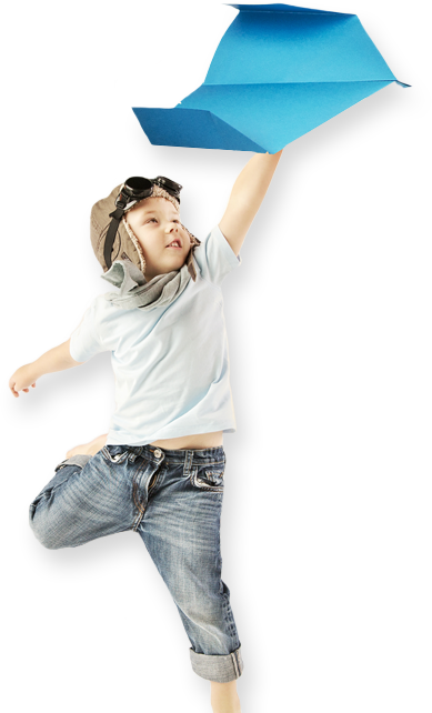 Criança brincando com avião de papel